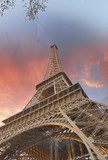 Fototapeta Cudowne kolory nieba nad Wieżą Eiffla. La Tour Eiffel w Paryżu