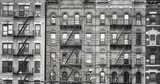 Fototapeta Czarno-biały obraz starych budynków z pożarami ucieka, jeden z symboli Nowego Jorku, USA.
