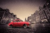 Fototapeta Czerwony klasyk na brukowanym placu