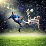 Fototapeta dwóch piłkarzy uderzających w piłkę