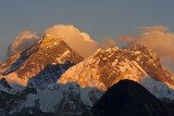 Fototapeta Everest o zachodzie słońca z Kala Pattar w Nepalu.