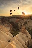 Fototapeta Gorące powietrze balon nad rockowymi formacjami w Cappadocia, Turcja