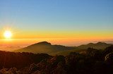 Fototapeta Górski krajobraz o wschodzie słońca