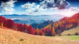 Fototapeta Kolorowy jesień krajobraz w górskiej wiosce. Mglisty poranek