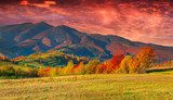 Fototapeta Kolorowy jesień wschód słońca w górach.