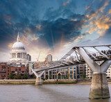 Fototapeta Londyn, Wielka Brytania. Wspaniały widok z boku Millennium Bridge o zachodzie słońca,