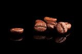 Fototapeta Luksusowe ziarna kawy na czarno.