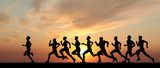 Fototapeta Maraton, czarne sylwetki biegaczy na zachód słońca