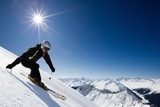Fototapeta Męska narciarka z widokiem na góry