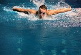 Fototapeta Mężczyzna pływak na basenie