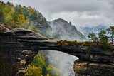 Fototapeta Most skalny w jesiennym krajobrazie