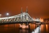 Fototapeta Most Wolności w nocy w Budapeszcie