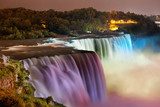 Fototapeta Niagara Falls świeci w nocy przez kolorowe światła