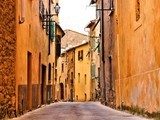 Fototapeta Nieociosana średniowieczna ulica w miasteczku w Tuscany, Włochy