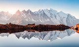 Fototapeta Niesamowity widok na czystą wodę i niebo refleksji nad jeziorem Chesery (Lac De Cheserys) we Francji Alpy. Góry Monte Bianco na tle. Fotografia krajobrazowa, Chamonix.