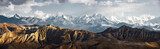 Fototapeta Panoramiczny widok na krajobraz pasma górskiego śniegu