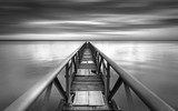 Fototapeta Perspektywa drewnianego pomostu nad spokojną wodą
