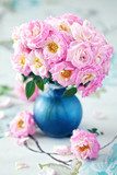 Fototapeta Piękne świeże różowe róże na stole.