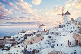 Fototapeta Piękny krajobraz Santorini, punkt orientacyjny Grecji. Chmury niebo i wybrzeże