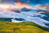 Fototapeta Piękny mgłowy wschód słońca w Włoskich Alps. Dolomity, Południowy Ty