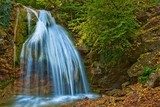 Fototapeta piękny wodospad w górach