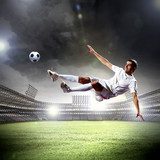 Fototapeta piłkarz uderzający piłkę
