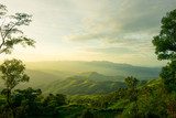 Fototapeta Podłużne góry, zachodzące słońce i las na Doi Tung