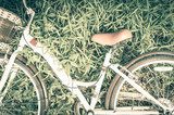 Fototapeta Rocznika bicykl z lata grassfield, rocznika brzmienia styl