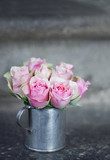 Fototapeta Różowe róże w metalu cup2