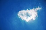 Fototapeta Serce kształtująca chmura w niebieskim niebie