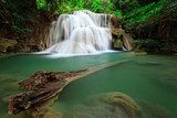 Fototapeta Siklawa w tropikalnym lesie za zachód od Tajlandia