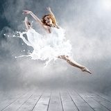 Fototapeta Skok baleriny z sukienką mleka
