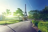 Fototapeta słoneczny poranek i Wieża Eiffla, Paryż, Francja