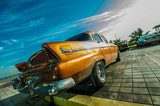 Fototapeta stary amerykański samochód na ulicy w Hawanie
