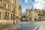 Fototapeta Ulica wyłożona zabytkowymi budynkami na Starym Mieście w Edynburgu