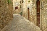 Fototapeta wąska brukowana ulica i kamienne ściany w włoskiej wiosce, Montefi
