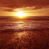 Fototapeta Zachód słońca nad morzem.