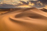 Fototapeta Zachód słońca nad wydmami na pustyni