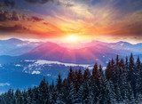 Fototapeta Zachód słońca nad zimowymi górami