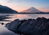 Fototapeta Zamontuj skały i wodę Fuji nad jeziorem Shoji