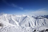 Fototapeta Zimowe ośnieżone góry i błękitne niebo