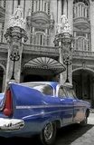 Obraz Antyczny niebieski samochód zaparkowany przed hotelem - la havana - Kuba
