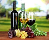 Obraz Butelki wina i kieliszki wina na jasnym tle