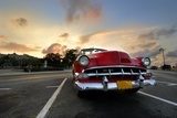 Obraz Czerwony samochód w Hawanie słońca