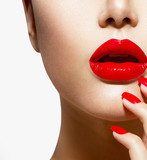 Obraz Czerwony seksowny zbliżenie usta i paznokcie. Manicure i makijaż