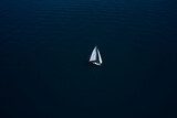 Obraz Dryfująca łódź - samotny rejs