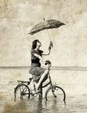 Obraz Dziewczyna z parasolem na rowerze. Zdjęcie w starym stylu obrazu.