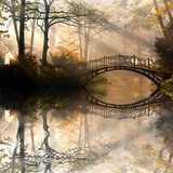 Obraz Jesień - Stary most jesienią mglisty park