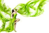 Obraz Kobieta tańczy w zielonej sukni, fruwające macha tkaniny