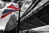 Obraz London Tower Bridge z kolorową flagą Anglii